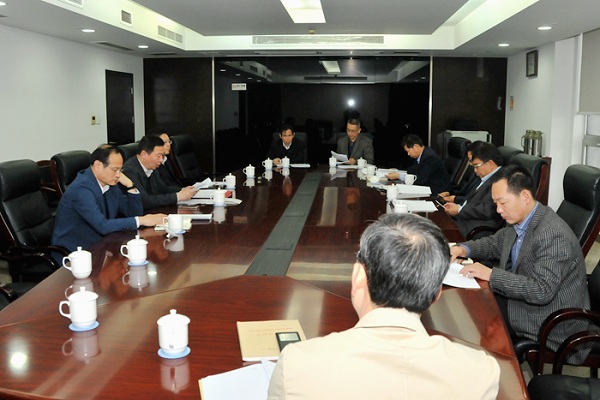 省住房城鄉(xiāng)建設(shè)廳黨組書記顧小平主持召開廳黨組會議，專題學(xué)習(xí)黨的十八屆六中全會精神
